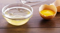 Punya telur? Coba pakai putih telur mentah sebagai pelumas seks yang tak merusak kondom. Pastikan cuci bersih dan keringkan cangkang telur sebelum memecahkannya agar terhindar dari bakteri Salmonella. Foto: gettyimage