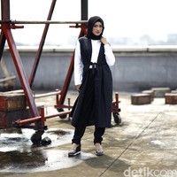 Wardrobe: HIJUP. Fotografer: Reno (Detikcom). Makeup Artist: Wardah Beauty. Stylist: Alissa Safiera & Kiki Oktaviani. Hijab Stylist: Arina Yulistara. Model: Erra Fazhira