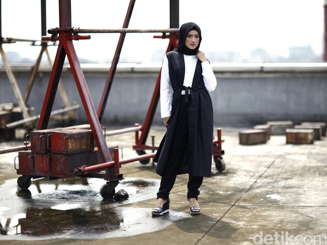 Wardrobe: HIJUP. Fotografer: Reno (Detikcom). Makeup Artist: Wardah Beauty. Stylist: Alissa Safiera & Kiki Oktaviani. Hijab Stylist: Arina Yulistara. Model: Erra Fazhira