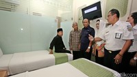 Ketua DPR Ade Komarudin meninjau kamar di hotel transit Stasiun Gambir.