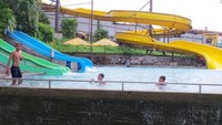 Ada pula seluncuran air yang sangat seru. Anak-anak selalu ketagihan main seluncuran air ini (Wahyu/detikTravel)