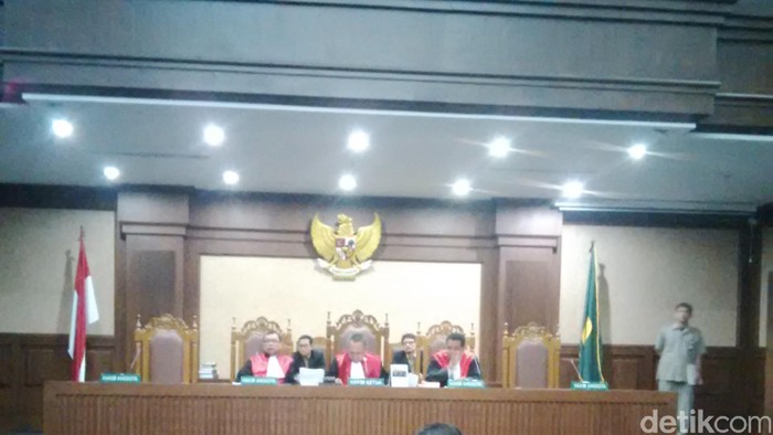 Petugas Kafe Olivier dan Hani Curiga Warna Kopi Mirna Kuning Seperti Kunyit