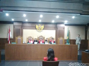 Petugas Kafe Olivier dan Hani Curiga Warna Kopi Mirna Kuning Seperti Kunyit