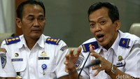 Direktur Keamanan Penerbangan Nasir Usman (kanan) dan Kabiro Infokom Publik Kemenhub Hemi Pamuraharjo (kiri) menggelar jumpa pers di kantor Kemenhub, Jl Medan Merdeka Barat, Kamis (16/6/2016).