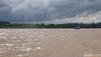 Saat di Sungai Mekong yang mengalir di Golden Triangle ini pemandangannya bukan hanya daratan Thailand saja. Traveler bisa melihat langsung Laos dan Myanmar pula (Baban/detikTravel)