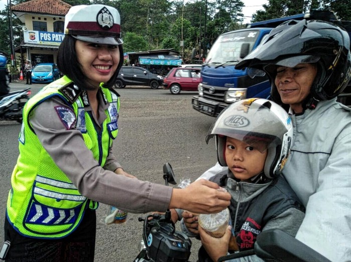 Satlantas Cianjur Beri Takjil Gratis untuk Pemotor yang Tertib di Jalan