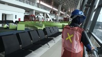 Pekerja tengah membersihkan kaca dan tiang-tiang terminal. Tampak kursi-kursi sudah tertata rapi.