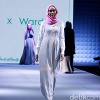 La Muralla Roja by Norma Hauri for Wardah heart of Beauty Muslim Fashion Festival 2016 at Plaza Selatan. Istora Senayan. Jakarta. [Foto: Mohammad Abduh/Wolipop]