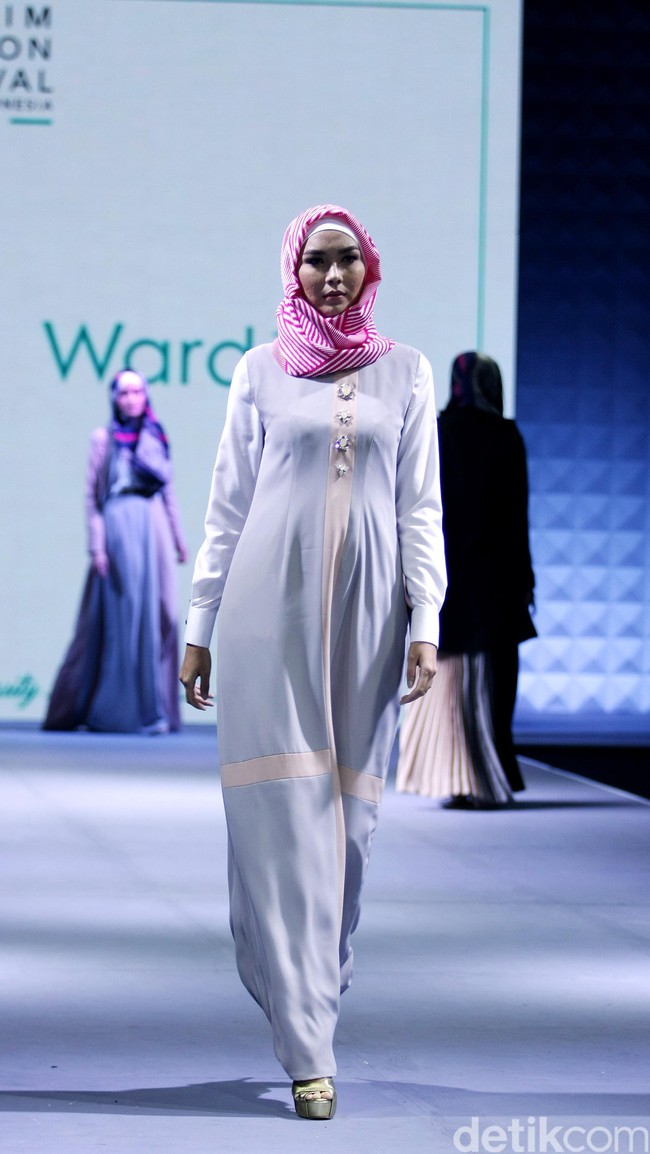 La Muralla Roja by Norma Hauri for Wardah heart of Beauty Muslim Fashion Festival 2016 at Plaza Selatan. Istora Senayan. Jakarta. [Foto: Mohammad Abduh/Wolipop]