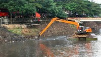 Tampak waduk ini mengalami pendangkalan.