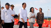 Presiden Jokowi didampingi Menteri PU dan Perumahan Rakyat Basuki Hadimuljono, Kepala Badan Pengatur Jalan Tol (BPJT) Herry Trisaputra Zuna, Iriana Joko Widodo, dan Menteri BUMN Rini Soemarno meninjau Tol Pejagan-Brebes Timur.