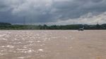 Belanja Suvenir Laos di Dekat Sungai Mekong