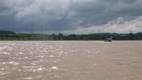 Foto: Usai belanja di Donesao, kalau mau kembali ke Chiang Rai tinggal naik perahu seperti saat berangkat tadi. Traveler akan kembali menyusuri Sungai Mekong yang luas dan warna airnya tampak coklat (Baban/detikTravel)