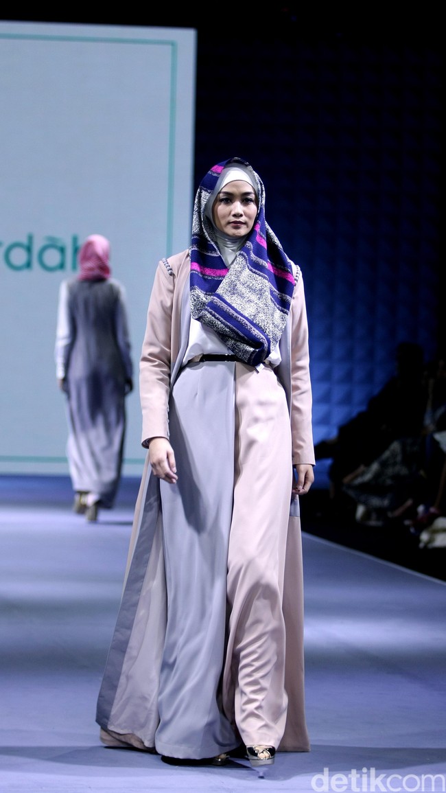 La Muralla Roja by Norma Hauri for Wardah heart of Beauty Muslim Fashion Festival 2016 at Plaza Selatan. Istora Senayan. Jakarta. [Foto: Mohammad Abduh/Wolipop]