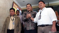 Wakil Ketua KPK Saut Sitomorang melakukan salam komando dengan Kasubdit III Direktorat Tindak Pidana Umum Bareskrim Polri Kombes Pol Umar Surya Fana usai pemeriksaan di Bareskrim Mabes Polri, Jakarta, Kamis (16/6/2016).