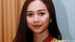 Ramadan, Aura Kasih Tampil Tertutup dengan Gamis Maroko