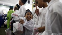Ratusan anak yatim hadir dalam bakti sosial ramadan yang digelar di gedung DPR, Jakarta, Kamis (16/6/2016).