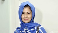 Jihan tampak mengerudungi kepalanya dengan pashmina biru saat hadiri sebuah acara amal hari ini. Pool/Noel/detikFoto.