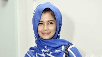 Jihan Fahira Cantik Berkerudung Biru