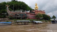 Ini merupakan patung Buddha raksasa bercat emas di Phra That Doi Pu Khao, kuil peninggalan abad ke-8 di tepi Sungai mekong yang masuk wilayah Chiang Rai. Dari kuil ini menuju Laos, turis bisa menyusuri sungai naik perahu sekitar 15 menit (Baban/detikTravel)
