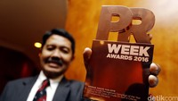 Wisnuntoro menunjukan plakat penghargaan PRWeek Awards Asia 2016.
