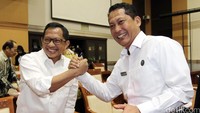 Kepala BNPT Komjen Tito Karnavian dan Kepala BNN Komjen Budi Waseso melakukan salam komando saat bertemu di ruang rapat Komisi III.