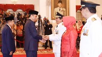 Presiden Jokowi memberi ucapan selamat kepada Longki Djanggola usai pelantikan. Setpres/Rusman Jhony