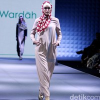La Muralla Roja by Norma Hauri for Wardah heart of Beauty Muslim Fashion Festival 2016 at Plaza Selatan. Istora Senayan. Jakarta. [Foto: Mohammad Abduh/Wolipop]