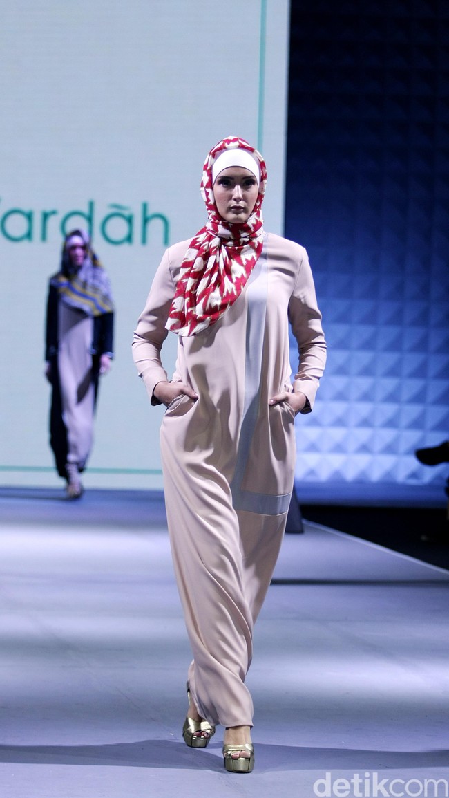 La Muralla Roja by Norma Hauri for Wardah heart of Beauty Muslim Fashion Festival 2016 at Plaza Selatan. Istora Senayan. Jakarta. [Foto: Mohammad Abduh/Wolipop]