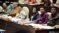 Rapat tersebut dihadiri Ketua KPU, Ketua Komisi Pemilihan Umum (KPU) Husni Kamil Manik, Ketua Bawaslu RI, Muhammad dan Ketua ORI, Amzulian Rifai.