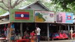 Belanja Suvenir Laos di Dekat Sungai Mekong
