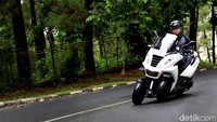 Saat pertama kali duduk dan ingin menyalakannya, motor ini begitu eksklusif bahkan teknologi yang terselip begitu mewah dan sangat berbeda dengan motor lainnya.