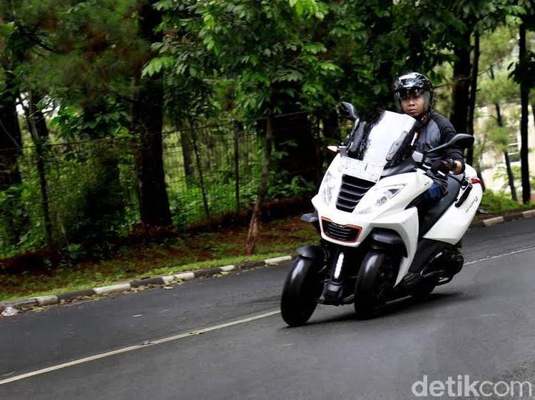 Merasakan Sensasi Skuter 3 Roda Prancis