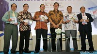 Dirut Peruri Prasetio (tiga dari kanan) membagikan buku karyanya dalam acara bedah buku di Universitas Airlangga. Ist/Peruri.