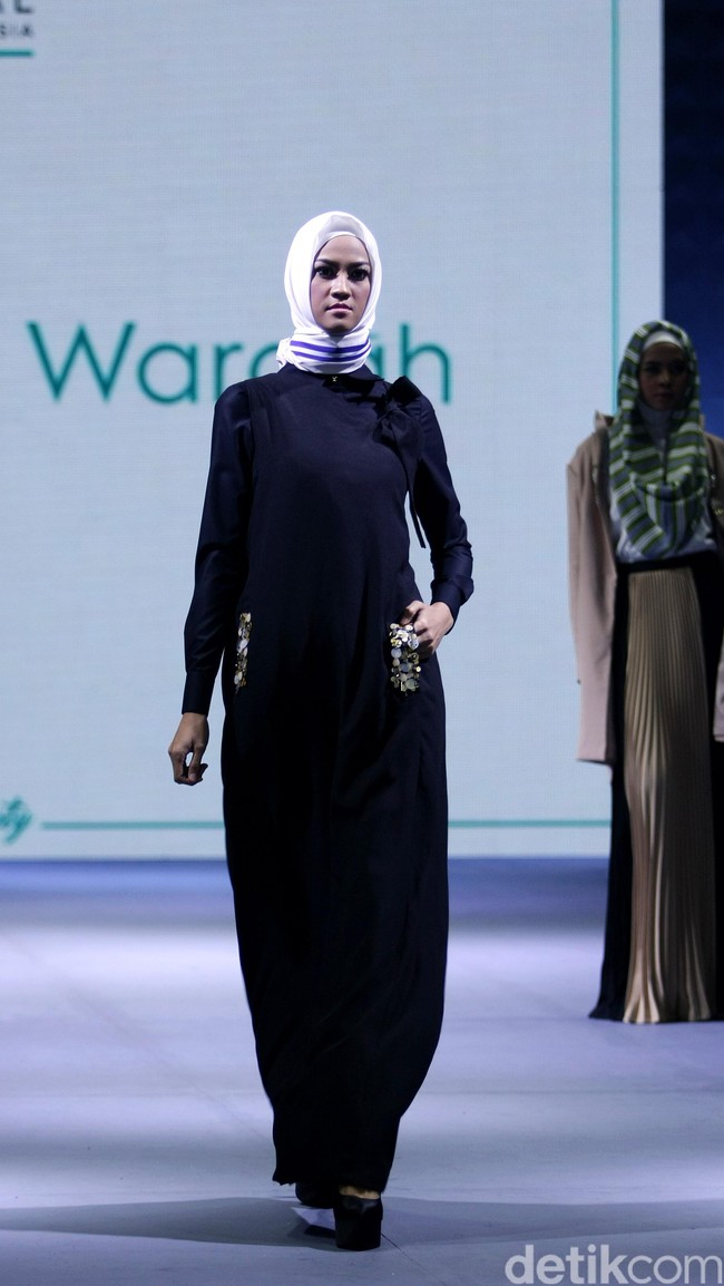 La Muralla Roja by Norma Hauri for Wardah heart of Beauty Muslim Fashion Festival 2016 at Plaza Selatan. Istora Senayan. Jakarta. [Foto: Mohammad Abduh/Wolipop]