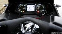 Melihat tachometer atau speedometer, Peugeot Metropolis dinilai berhasil memadukan sistem jarum dan digital secara kontras.