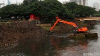 Tanah yang mengandap di waduk kemudian diangkat di tepian.
