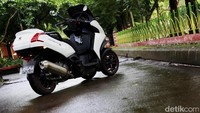 Kemewahan juga terlihat pada tampilan smart key, tanpa memasukan kunci seperti motor lainnya.