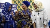(Kiri ke kanan) Jihan Fahira, Viona Rosalina, dan Futri Zulya Safitri berbincang disela-sela bakti sosial ramadan.