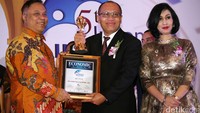 Dirut BPJS Ketenagakerjaan Agus Susanto (tengah) menerima Indonesia Insurance Award di Kantor Kementerian Keuangan, Jakarta, Kamis (16/6/2016).