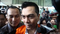 M Sanusi yang tampak menggunakan rompi tahanan KPK meninggalkan Gedung KPK usai diperiksa. 