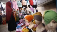 Pengunjung tengah memilih jilbab untuk anaknya.