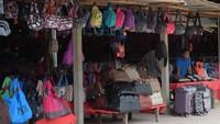 Foto: Barang dagangan mereka sama seperti produk-produk yang dipajang penjual di pasar malam Chiang Mai dan Chiang Rai di Thailand. Sisanya benda buatan Tiongkok (Baban/detikTravel)