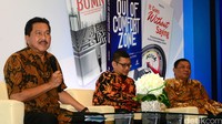 Dirut Peruri Prasetio (kiri) memberikan penjelasan saat bedah buku hasil karyanya di Universitas Airlangga. Ist/Peruri.