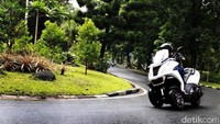 DTW Front End (Dual Tilting Wheels) atau sistem roda 3 bagian depan dengan dual triangulation, yang dikombinasikan dengan dynamic dampers dan hybraulic suspensi, yang terbuat dari alumunium membuat motor ini begitu ringan saat menuver dan mudah dikendalikan.