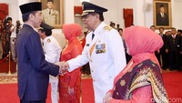 Presiden Jokowi memberi ucapan selamat kepada Sudarto usai pelantikan. Setpres/Rusman Jhony