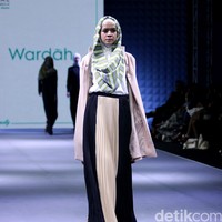 La Muralla Roja by Norma Hauri for Wardah heart of Beauty Muslim Fashion Festival 2016 at Plaza Selatan. Istora Senayan. Jakarta. [Foto: Mohammad Abduh/Wolipop]