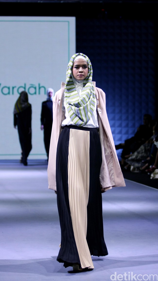 La Muralla Roja by Norma Hauri for Wardah heart of Beauty Muslim Fashion Festival 2016 at Plaza Selatan. Istora Senayan. Jakarta. [Foto: Mohammad Abduh/Wolipop]