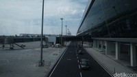 Menuju ke Terminal 3 Ultimate, memiliki jalan sendiri, jalur jalannya berbeda dengan jalan masuk ke Terminal 3, meski kedua terminal tersebut bersebelahan.