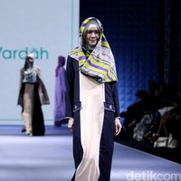 La Muralla Roja by Norma Hauri for Wardah heart of Beauty Muslim Fashion Festival 2016 at Plaza Selatan. Istora Senayan. Jakarta. [Foto: Mohammad Abduh/Wolipop]